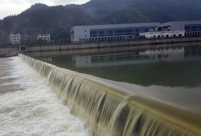 液压卧推倒坝